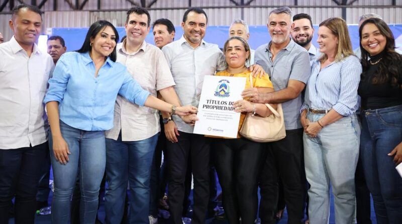 Deputados Estaduais participam da entrega de títulos de imóveis em Taquari