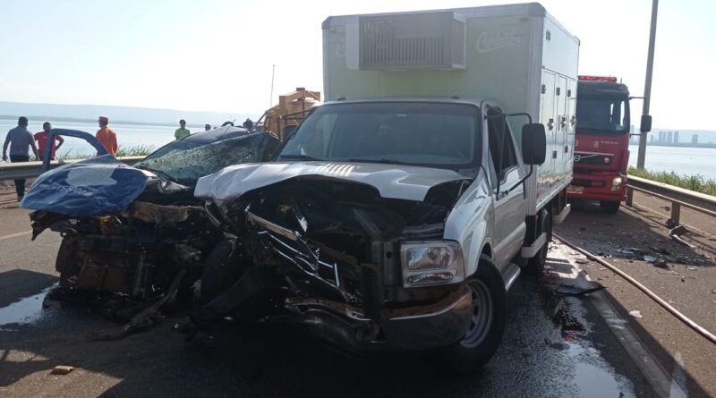 Motorista fica preso às ferragens após colisão na ponte entre Palmas e Luzimangues