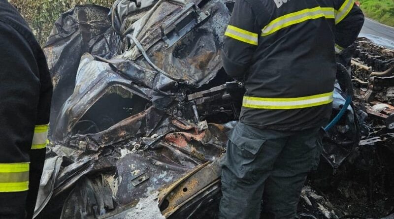 Grave acidente entre Bernardo Sayão e Colinas envolve três caminhões e deixa motorista morto