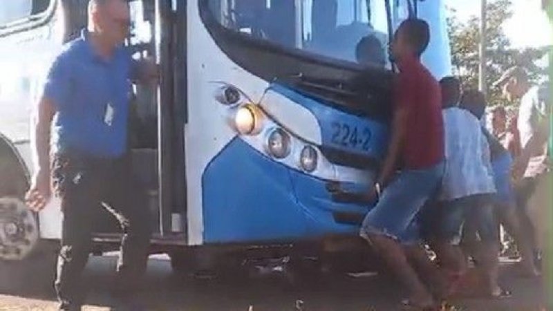 População levanta ônibus para resgatar motociclista atropelado  em Palmas; VÍDEO