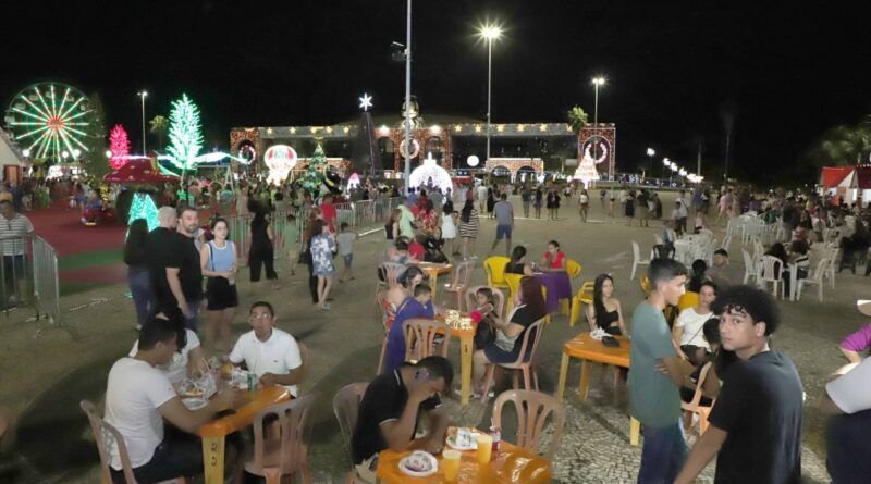 Famílias e comerciantes tocantinenses celebram espírito natalino em estrutura de luzes montada na Praça dos Girassóis pelo Governo do Estado