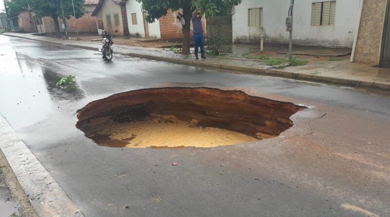 Chuva forte abre cratera na Rua Tiradentes e causa transtornos no Setor Carajás, em Araguaína
