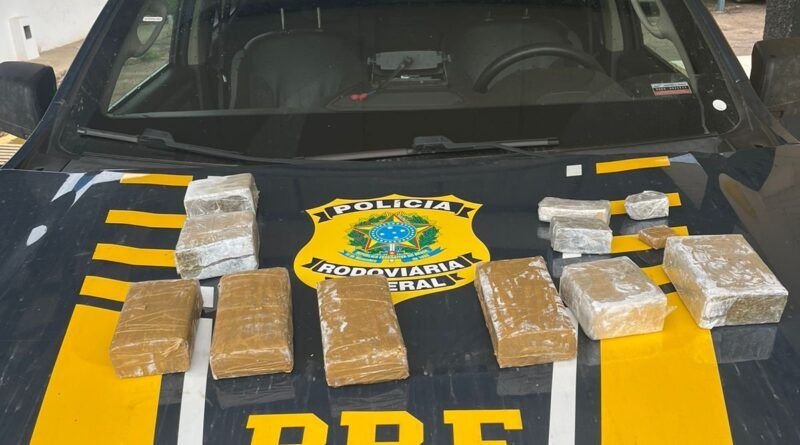 PRF apreende drogas escondidas em caixa de som no bagageiro de ônibus em Guaraí