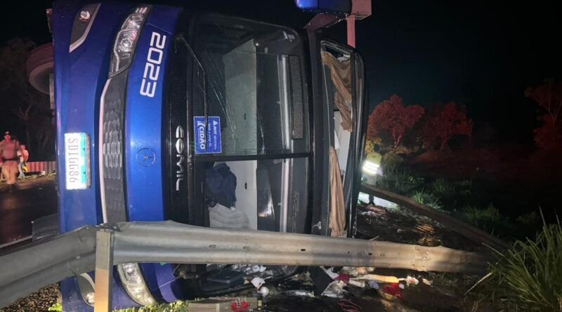 BR-153: Ônibus invade pista contrária, capota e deixa quatro mortos e 40 feridos