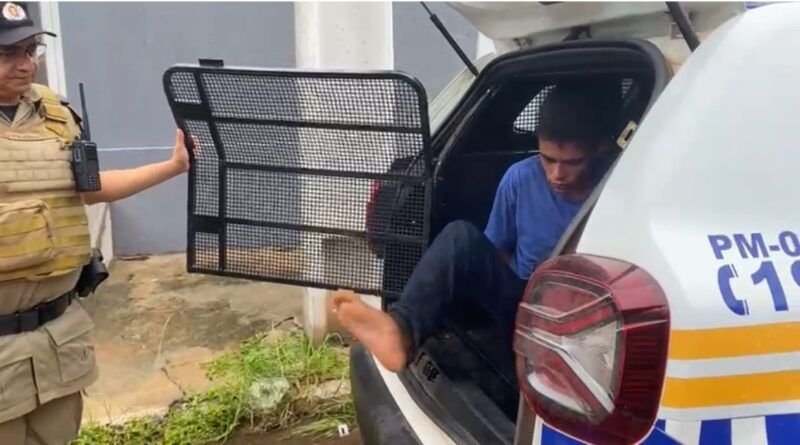 Homem é preso por violência doméstica e tráfico de drogas após agredir mãe e irmã em AraguaÃna