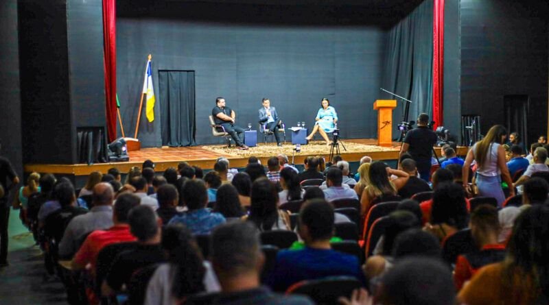 Único candidato a comparecer, Jorge Frederico é aplaudido em sabatina da Faculdade Católica