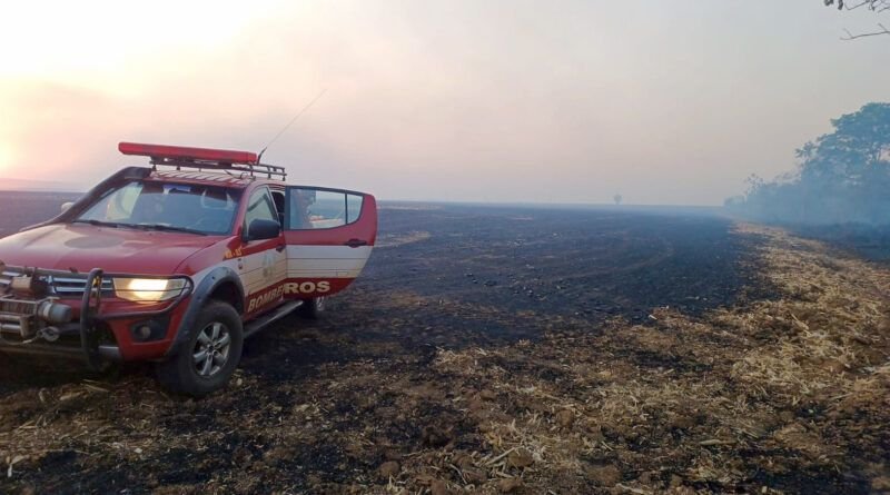Bombeiros controlam incêndio de grandes proporções no distrito de Buritirana