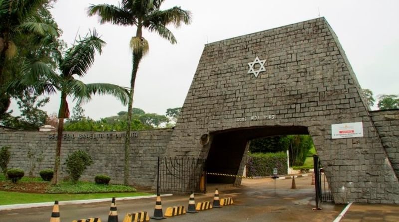 Em cerimônia judaica, Silvio Santos é enterrado em São Paulo