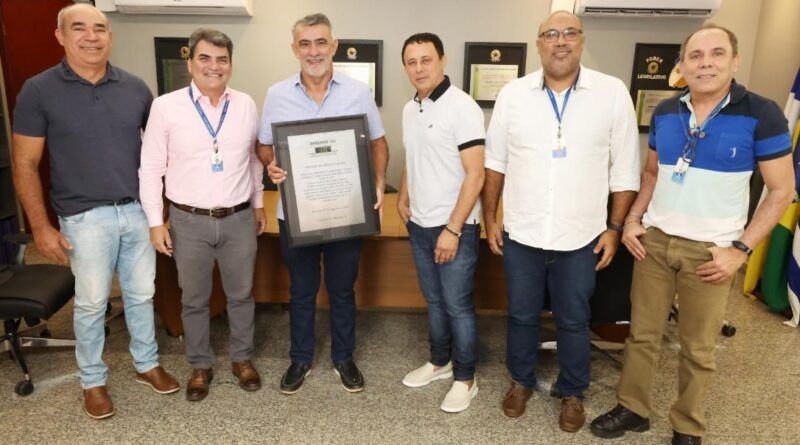 Amélio Cayres é homenageado pelo sindicato dos servidores da Assembleia