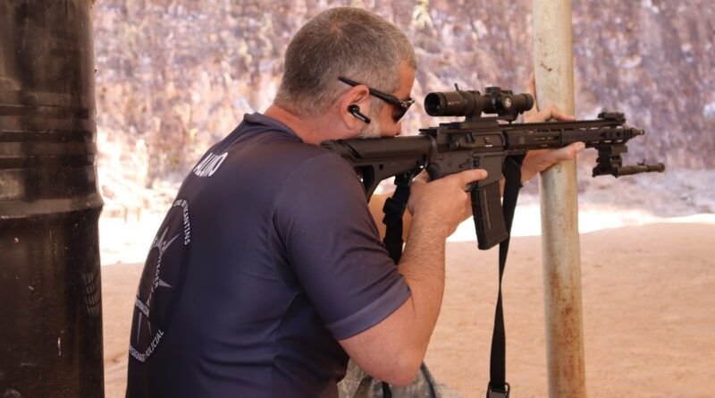 Atirador Designado: Policiais civis participam de aulas práticas em estande de tiro para aprimorar conhecimento
