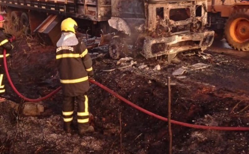 Caminhão gaiola fica destruído após incêndio na zona rural de Araguaína