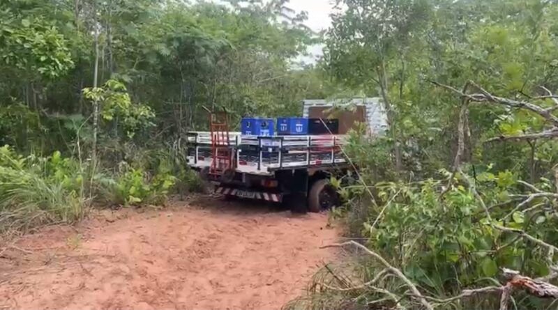 Caminhão de bebidas roubado é encontrado pela PM em área de mata na divisa entre Araguaína e Wanderlândia