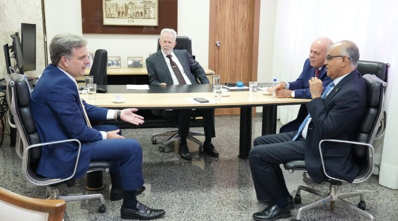 Magistrados do TRE-TO discutem com advogado da Meta combate à desinformação nas eleições de outubro