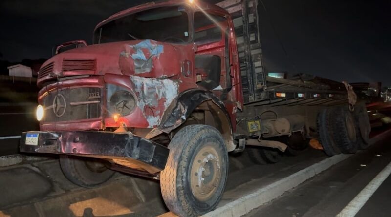 Caminhoneiro morre após bater em poste e ser arremessado de veículo na BR-153, em Araguaína
