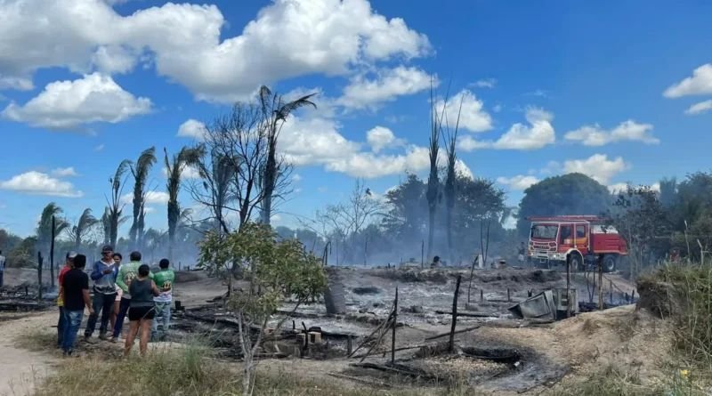 Fogo consome mais de 100 barracos de palha em comunidade no Bico do Papagaio