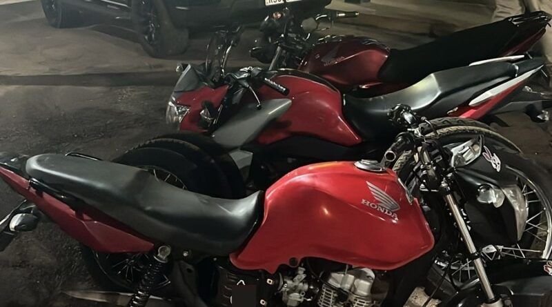 PRF apreende 3 motos adulteradas dentro de bagageiro de ônibus