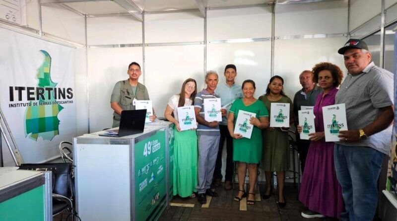 Documentação de Loteamento é entregue pelo Governo do Tocantins à Associação Boa Sorte na 49ª Expo Gurupi