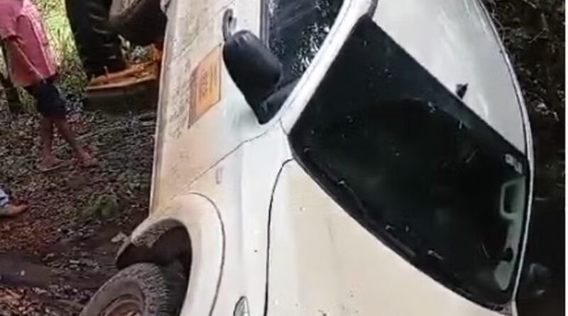 Ponte cai e camionete com funcionários do IBGE vai parar dentro de rio