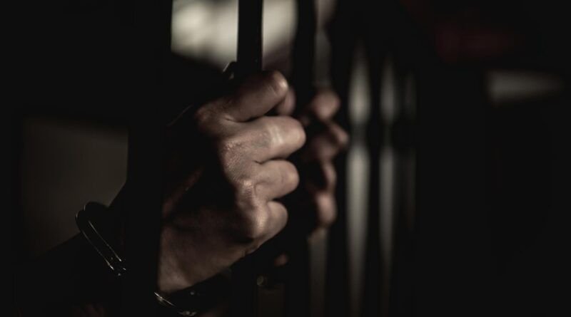 Homem é condenado a mais de 20 anos de prisão por matar mulher na frente do filho