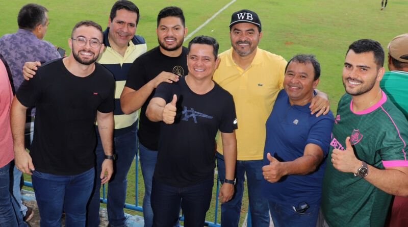 Wanderlei Barbosa e Jorge Frederico assistem das arquibancadas do Mirandão a semifinal do Campeonato Tocantinense