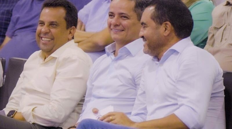 Ao lado de Wanderlei Barbosa, Jorge Frederico entrega 1000 notebooks para professores e participa da solenidade de autorização para construção do novo CAIC em Araguaína; obra orçada em R$ 17 milhões é resultado de solicitação do deputado