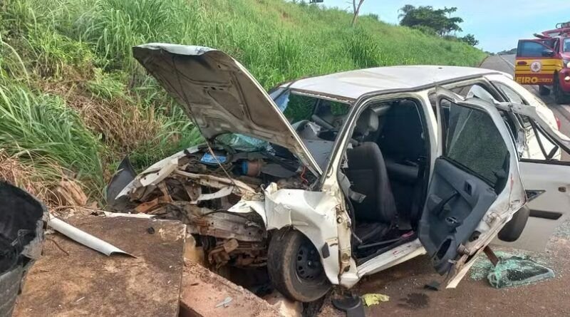 Acidente na BR-153 deixa quatro feridos em Colinas: Bombeiros resgatam vÃtimas com fraturas e sangramentos após carro colidir com barranco