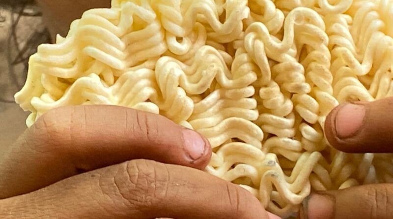 Mãe é presa após abandonar filhas de 3 e 1 ano com apenas macarrão cru para comer enquanto ela bebia, diz PM