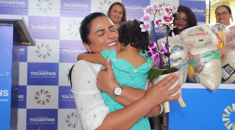 Primeira-dama Karynne Sotero entrega doação de cestas básicas ao Lar Batista