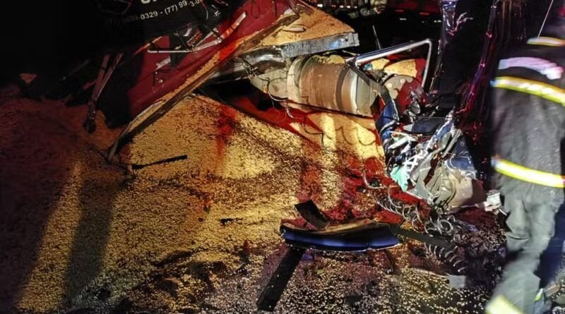 Motorista morre e corpo fica preso às ferragens em acidente entre dois caminhões na TO-335