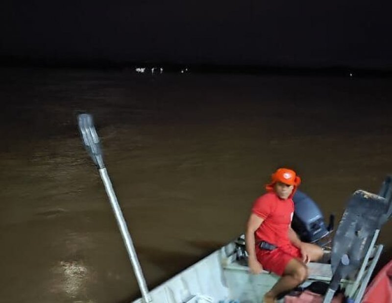 Bombeiros resgatam corpo de jovem que morreu afogado no rio Araguaia