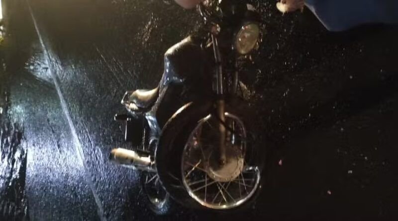 Em AraguaÃna, motociclista bate na traseira de caminhão, cai na BR-153 e é atropelado por carro