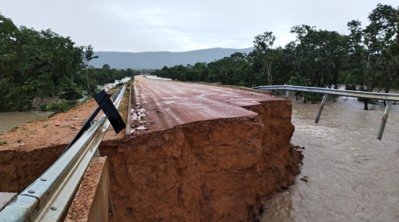 Fortes chuvas fazem rios transbordarem e abrem crateras em rodovias