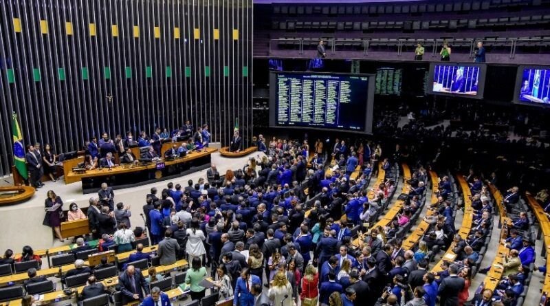 Câmara aprova cobrança de tributo sobre serviços de streaming; deputados do Tocantins Ricardo Ayres e Filipe Martins votam contra