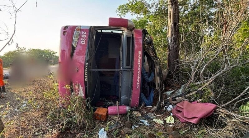 Ônibus tomba na BR-230 e deixa feridos no norte do Tocantins