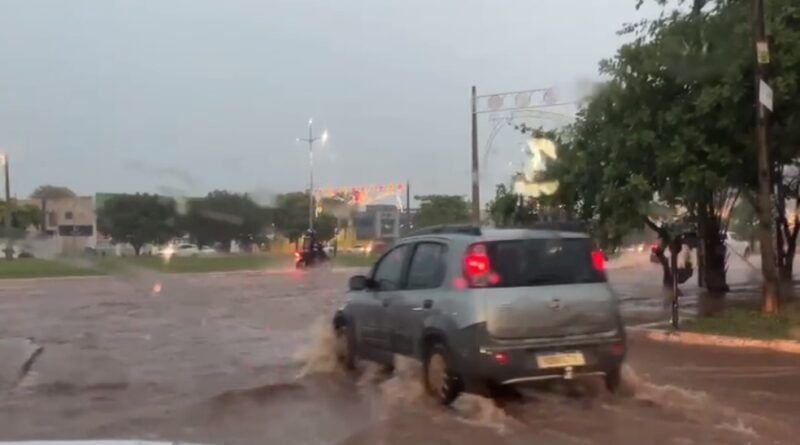 Forte tempestade alaga ruas e causa prejuízos na capital