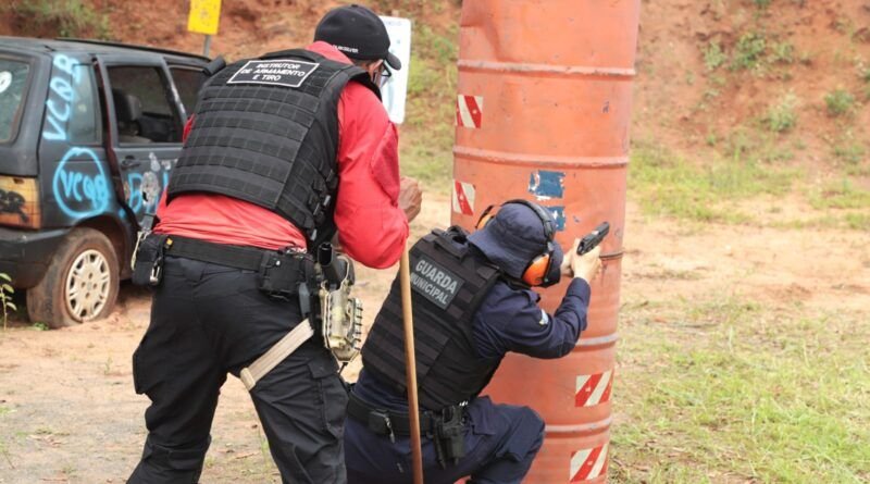 Agentes da Guarda Metropolitana de Araguaína passam por treinamento de tiro e combate veicular