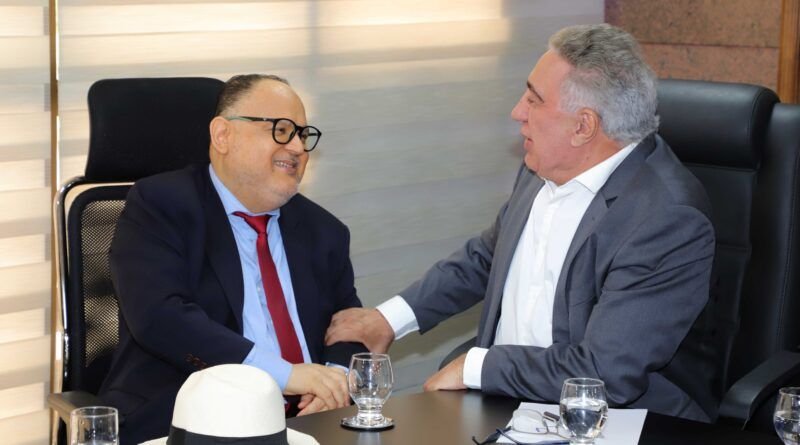 Governador Laurez Moreira debate projetos com ex-ministro da Educação José Henrique Paim