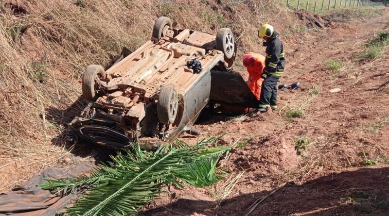 Três pessoas ficam feridas após carro capotar na estrada entre Araguaína e Araguanã