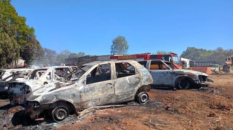Incêndio atinge pátio de veículos apreendidos e destrói 12 carros e caminhão