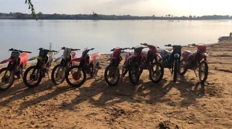 Bombeiros retiram motos que afundaram no Rio Tocantins após naufrágio que deixou dois mortos