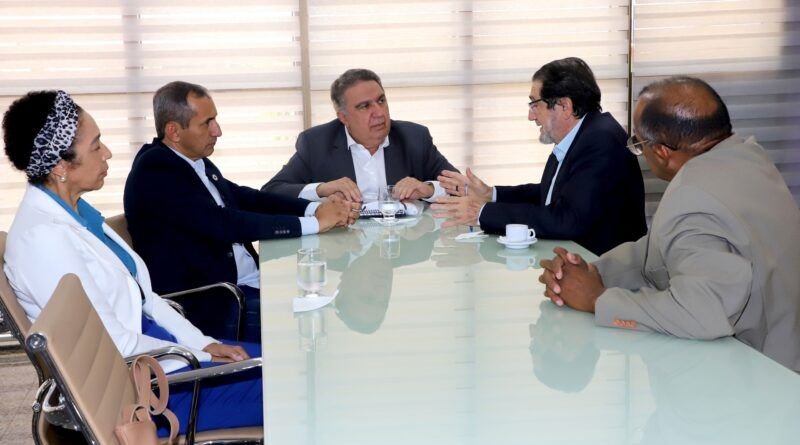 Governador em exercício, Laurez Moreira, recebe representantes do Ministério da Saúde e presidente do Conselho Estadual de Saúde