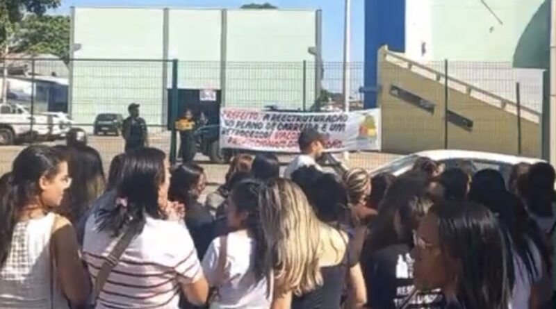 Guarda Municipal tenta barrar ato pacífico de professores em Araguaína