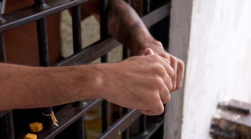 Homem que matou o tio por causa de barulho é condenado a 18 anos de prisão