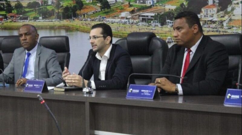 Para acomodar indicações da cúpula da câmara, Wagner abre temporada de exonerações na Prefeitura