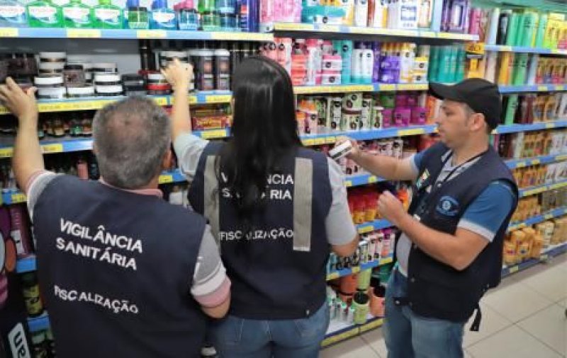 Após decisão da Anvisa, Vigilância Sanitária de Araguaína retira pomadas para cabelo do comércio