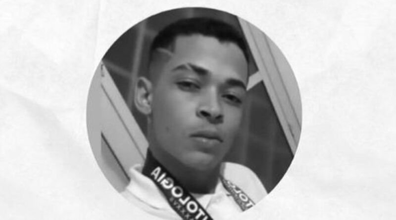 Estudante de odontologia morre após bater motocicleta em ciclista e atingir poste