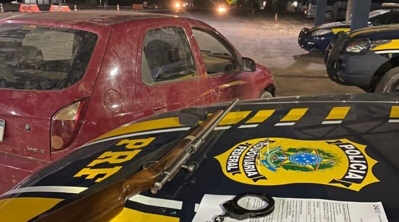 PRF recupera carro roubado e cumpre mandado de prisão em Guaraí