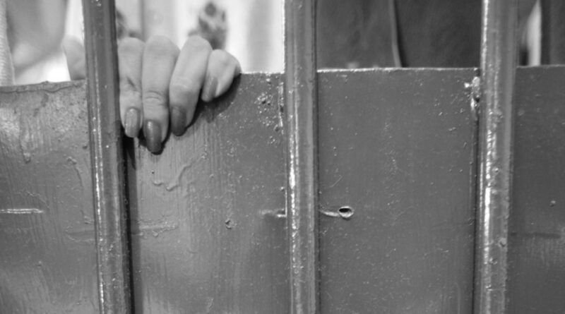 Mulher é condenada a 14 anos de prisão por encomendar a morte do marido