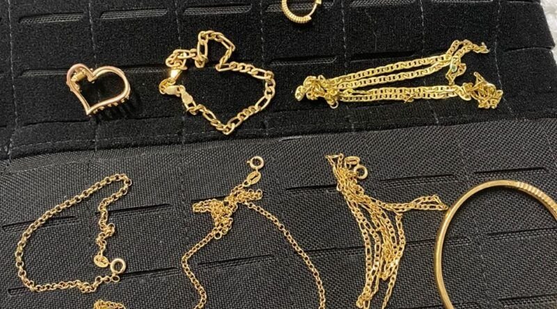 PolÃcia prende um dos assaltantes que roubou R$ 20 mil em joias de um salão de beleza