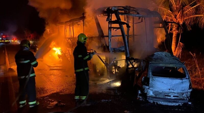 Motorista morre carbonizado após bater de frente com ônibus na BR-153